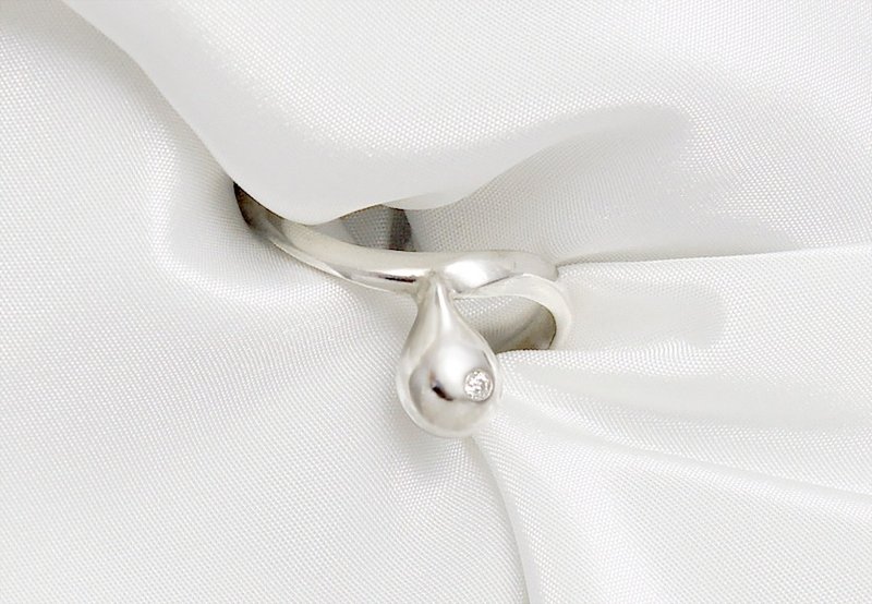 点点滑落的雨滴～纯银镶白钻戒指(活动式戒围) - 戒指 - 宝石 银色