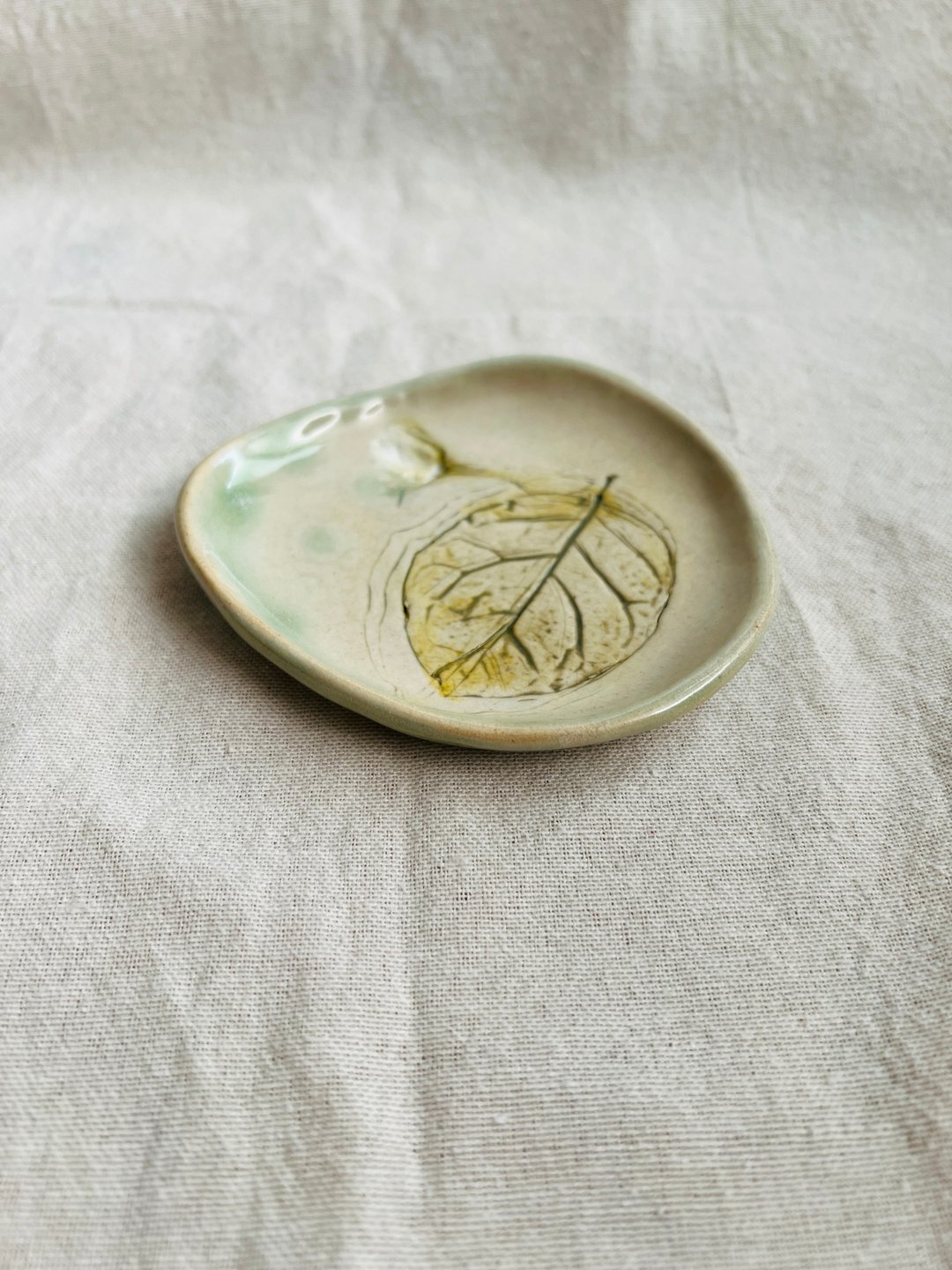 H 夏日 茉莉叶 手捏陶 10.9 x 9.8 x 1.6 cm - 盘子/餐盘/盘架 - 陶 