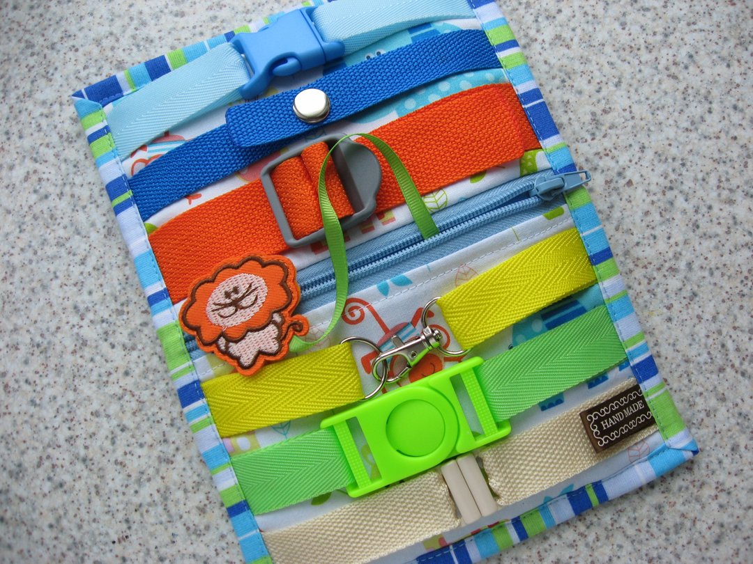 Compact travel toy for toddler with buckles and zipper pocket, fidget fabric toy - 玩具/玩偶 - 其他材质 多色