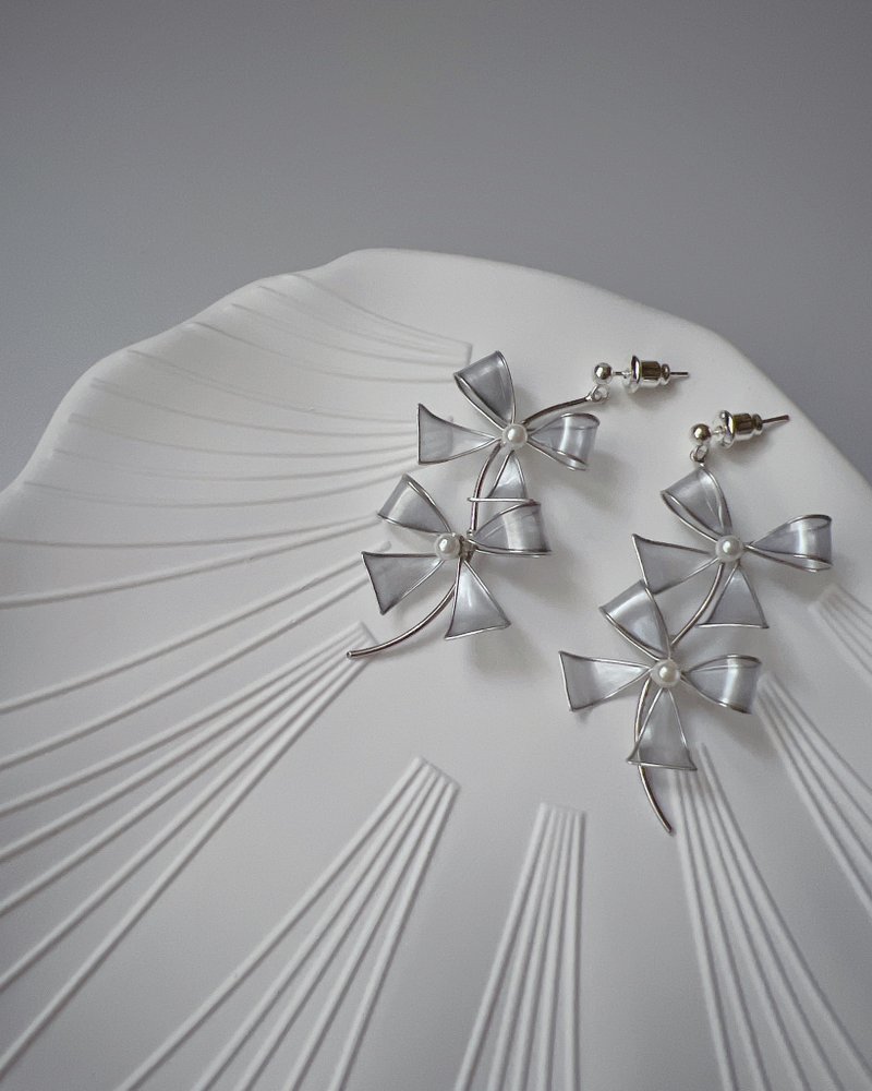 迷潜银晕 小小蝴蝶结树脂耳环 - 耳环/耳夹 - 树脂 银色