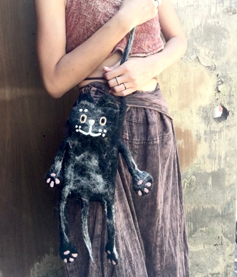 【Lost and find】水煮羊毛 黑猫 斜包包 - 侧背包/斜挎包 - 宝石 黑色