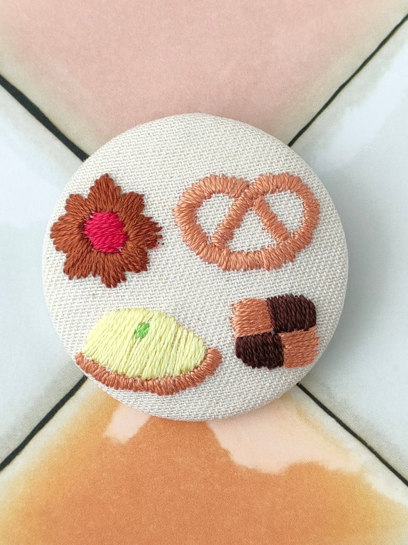 西式糕点组合刺绣胸针 - 饼干礼盒 圣诞节 - 胸针 - 棉．麻 咖啡色