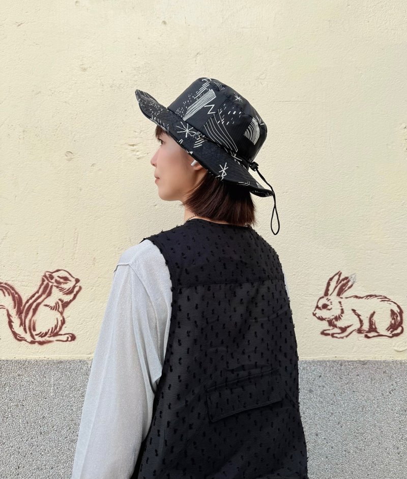 小牛村 / 黑白 渔夫帽 遮阳帽 大帽檐 防泼水 手工帽 几何 登山 - 帽子 - 棉．麻 黑色