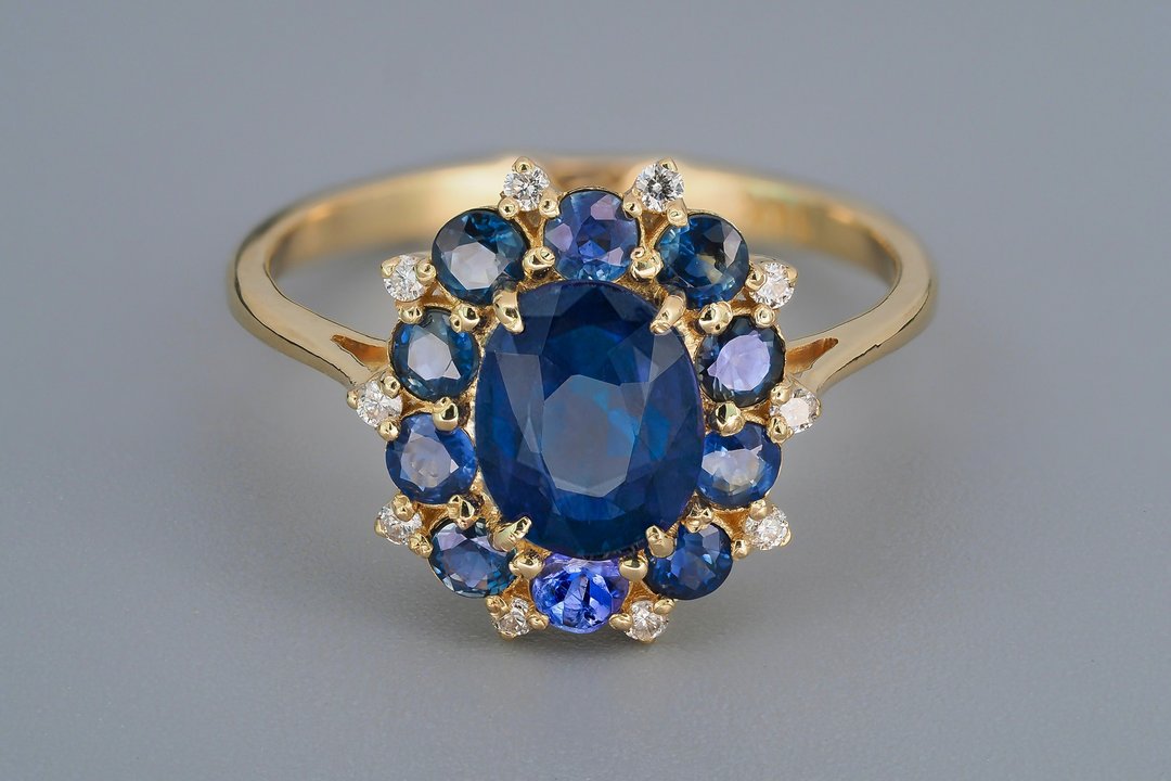 Beautiful ring with central sapphire and side sapphires and diamonds. - 戒指 - 贵金属 金色