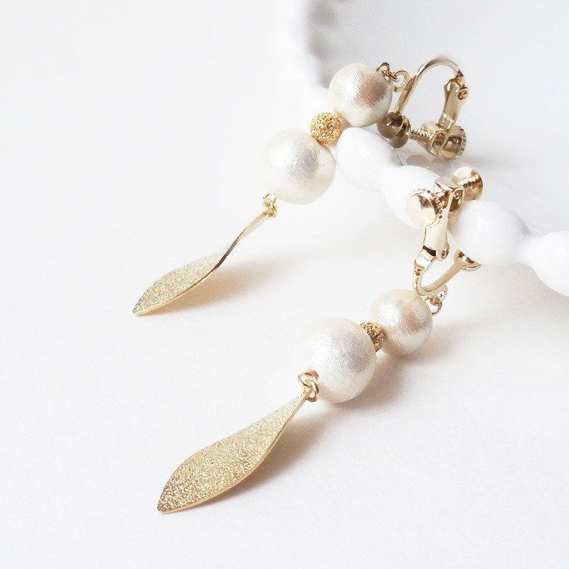 Gold-leaf and Pearl Earrings - 耳环/耳夹 - 其他金属 金色