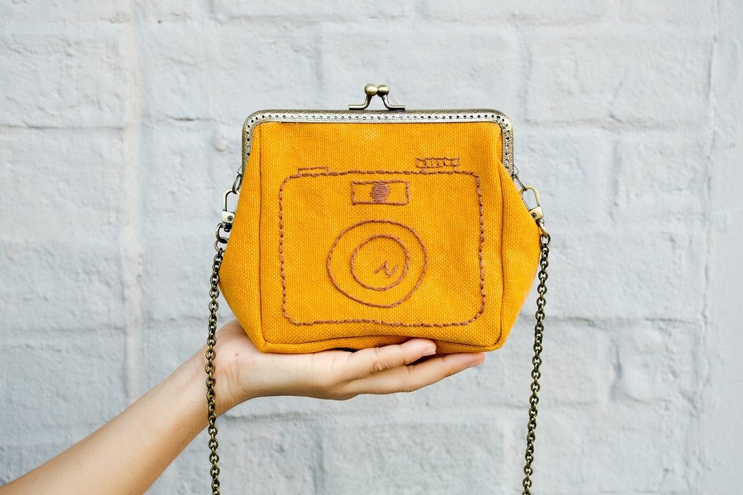 Cavas frame bag w camera hand embroidery / chain strap / cosmetic bag - 相机包/相机袋 - 绣线 黄色