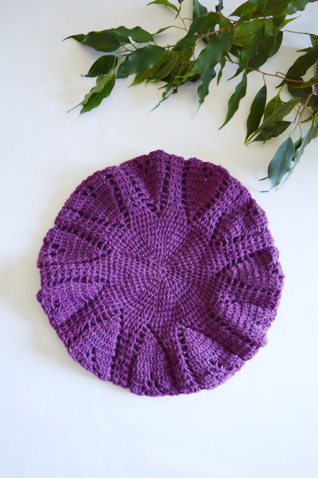 Purple womens crochet beret. Knitted beret. - 帽子 - 木头 紫色