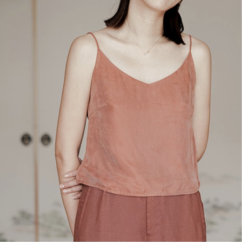 铁锈红色 法式细肩带优雅小吊带 双层铜氨丝 超显肤色 V领内搭必备混搭背心 七多色可选 2017春夏新色 修饰遮副乳小能手我也是豁出去了  | vitatha 番塔塔原创设计独立女装品牌 - 女装背心 - 丝．绢 红色