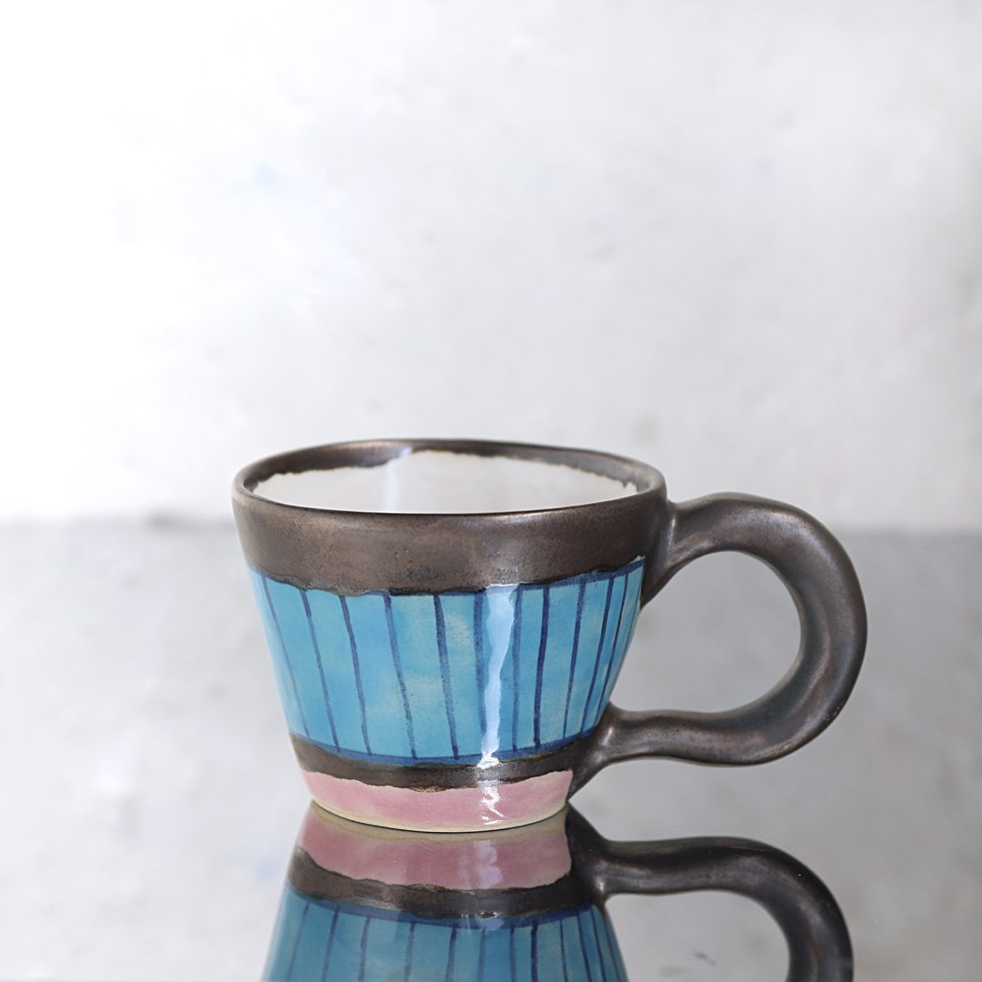 Hand-bending mug blue with black handle - 咖啡杯/马克杯 - 陶 蓝色