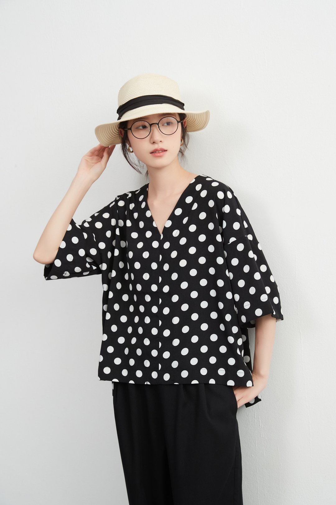 圆点短袖V领中央缝在线衣 CLEAN Style・简约套头衫 - 女装上衣 - 聚酯纤维 黑色