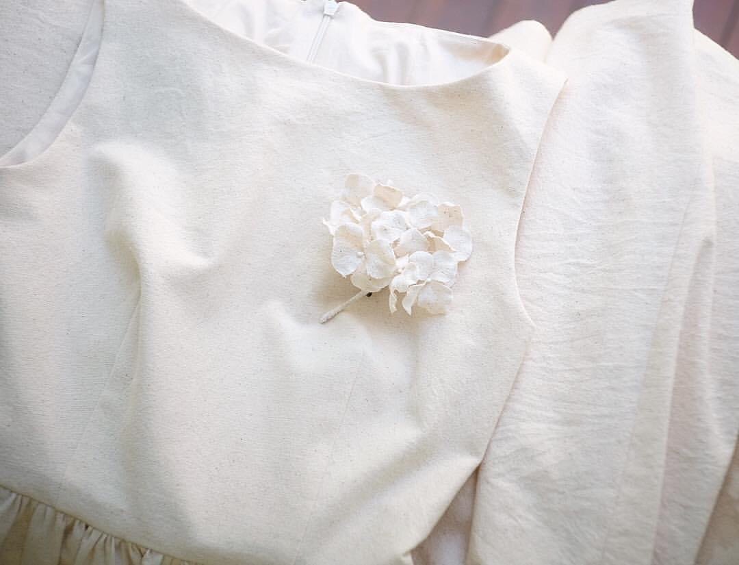 HYDRANGEA Fabric Flower Brooch / Bridal Accessories - 胸针 - 亚麻 白色