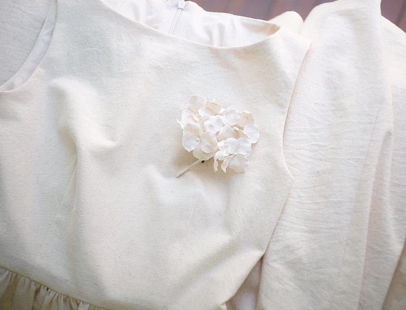 HYDRANGEA Fabric Flower Brooch / Bridal Accessories - 胸针 - 亚麻 白色
