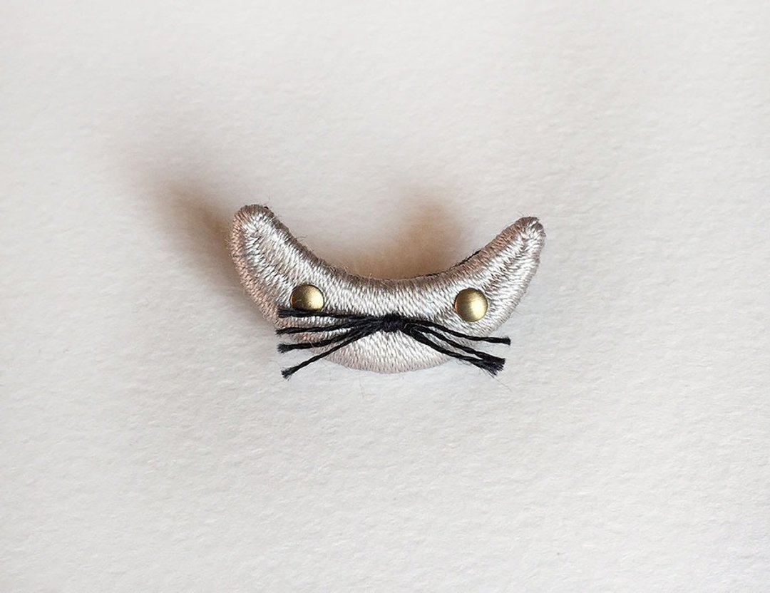 Higeneko Brooch (gray) - 胸针 - 丝．绢 灰色