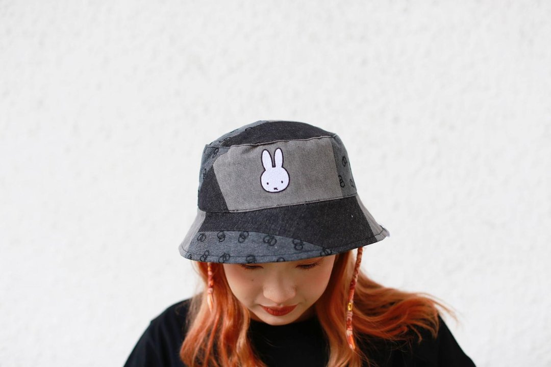【Pinkoi x miffy】Miffy黑色牛仔布双面Bucket Hat - 帽子 - 棉．麻 黑色