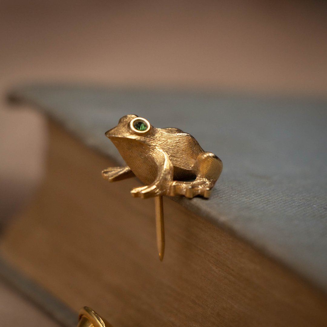 美国 Avon 品牌古董 1975 Frivolous Frog 绿眼金蛙 小青蛙别针 - 徽章/别针 - 其他金属 金色