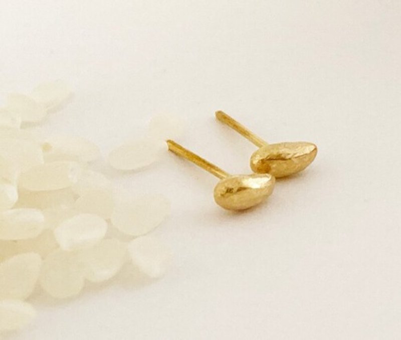 K22お米のピアス　K24純金ポスト　K22 Rice Grain Studs - 耳环/耳夹 - 其他金属 金色