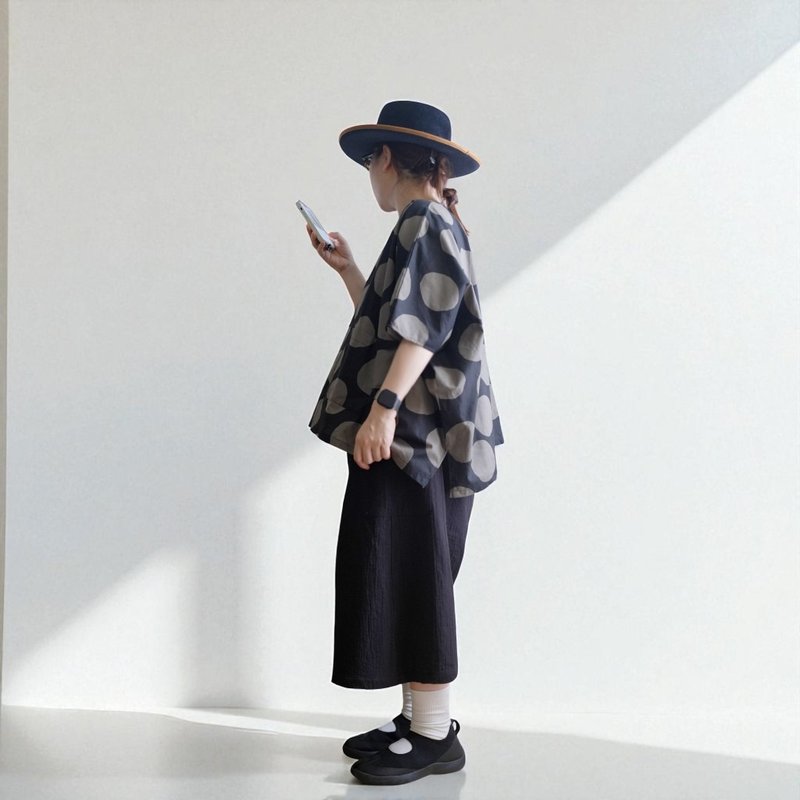 黑底大点点超宽版四方衣 - 女装 T 恤 - 棉．麻 黑色