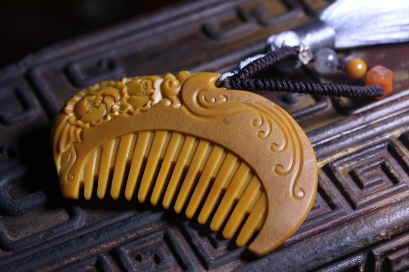 一梳情定终身| 天然黄蜡石 手工雕刻  玉雕玉石梳子 手玩件 - 吊饰 - 玉石 橘色