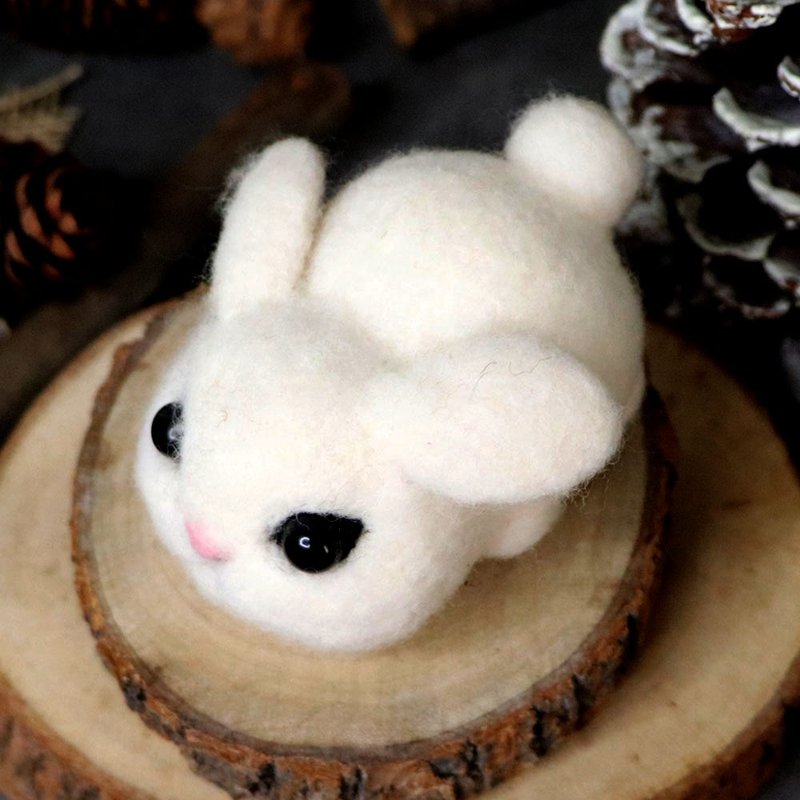 【羊毛毡】缓慢森林中的兔子 摆饰/别针 (白兔) - 胸针 - 羊毛 白色