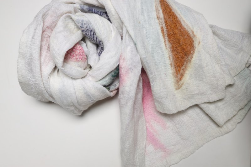 【圣诞礼物】纯美丽诺羊毛毡真丝手工大型围巾披肩澎柔几何白底 - 围巾/披肩 - 羊毛 白色