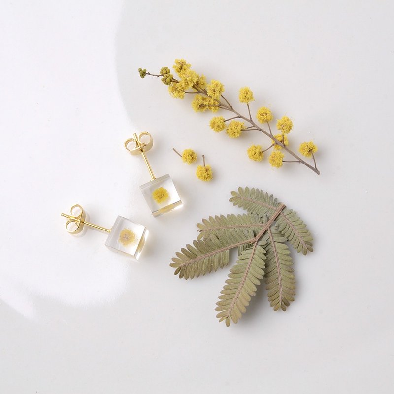 Mimosa stud earrings resin/ Stainless Steel/Japanese design - 耳环/耳夹 - 树脂 黄色