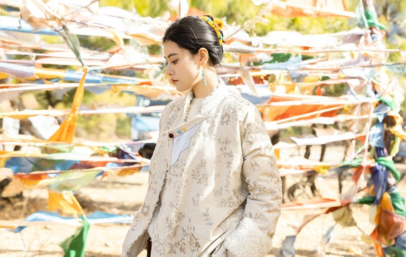 【千金风】 新中式復古藏装 龄雪尼尔提花保暖棉服 - 女装上衣 - 其他材质 白色