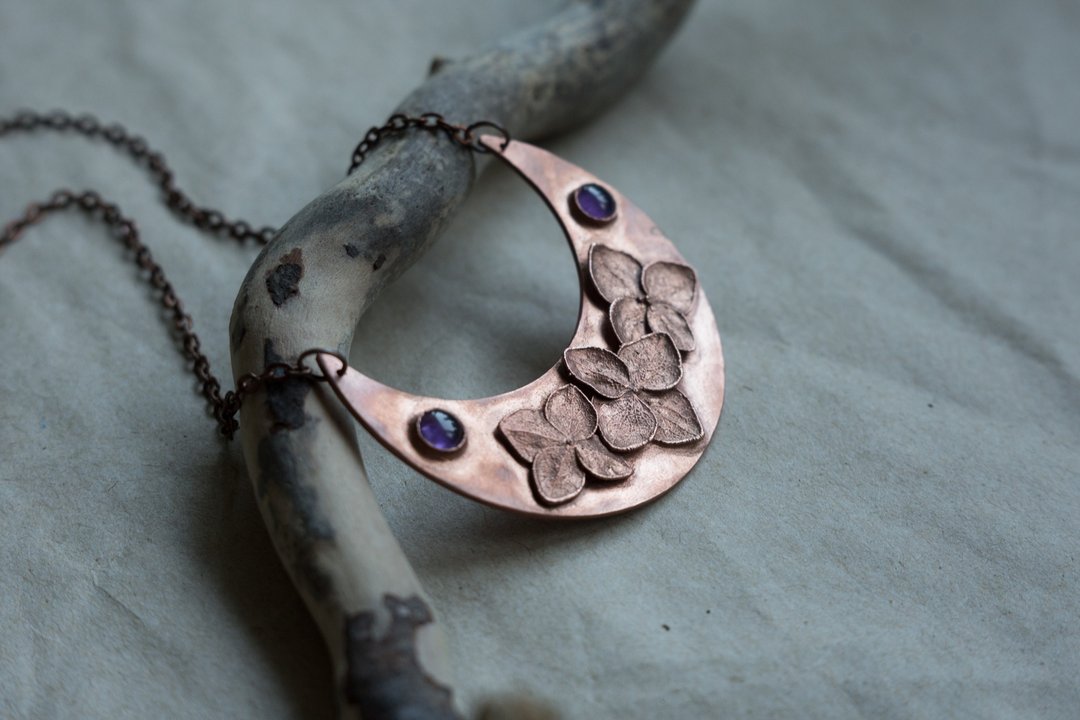 Crescent necklace, Hydrangea pendant, Amethyst necklace, Witch talisman - 项链 - 铜/黄铜 