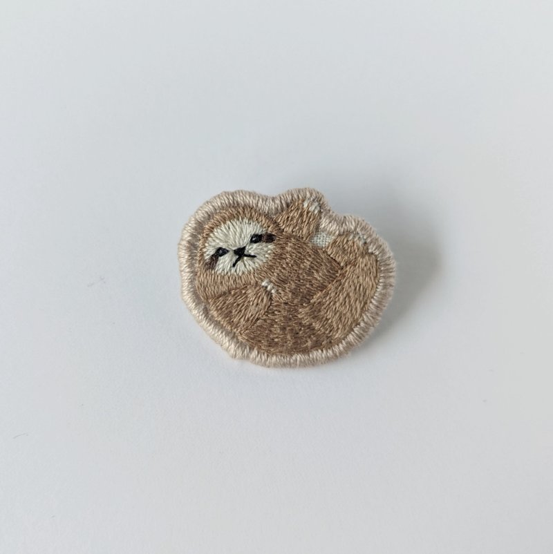 sloth brooch - 胸针 - 绣线 咖啡色