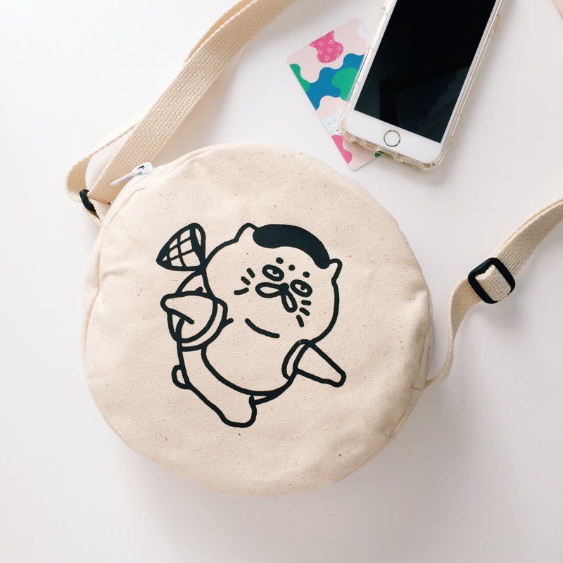 郊游五郎 -斜背圆背包 帆布包  侧背包 可调整式背带 - 侧背包/斜挎包 - 棉．麻 