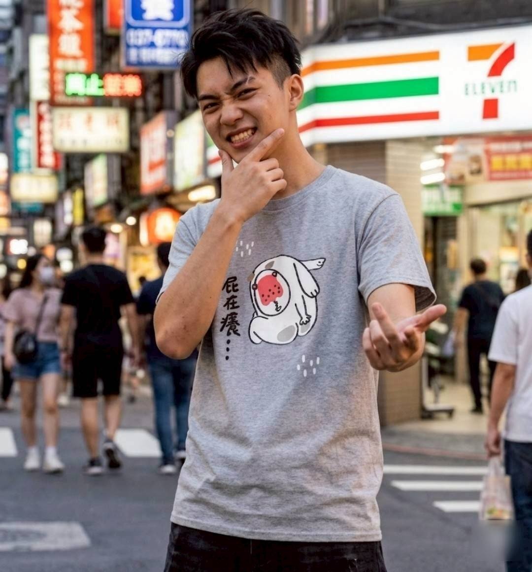 屁在痒 有尺寸 搞笑T 文青服饰 创意服饰 情侣装 亲子装 搞怪T - 男装上衣/T 恤 - 棉 灰色