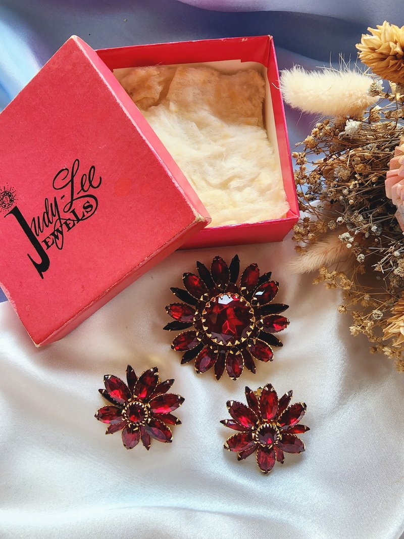 美国西洋古董饰品/ Judy Lee马眼金花丝复古红莱茵胸针耳环套组 - 耳环/耳夹 - 其他金属 