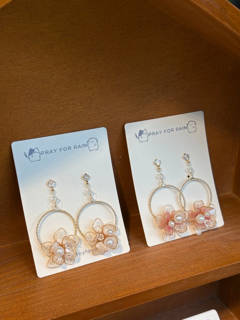 浪花耳环 / 手作水晶花饰品 - 耳环/耳夹 - 树脂 白色