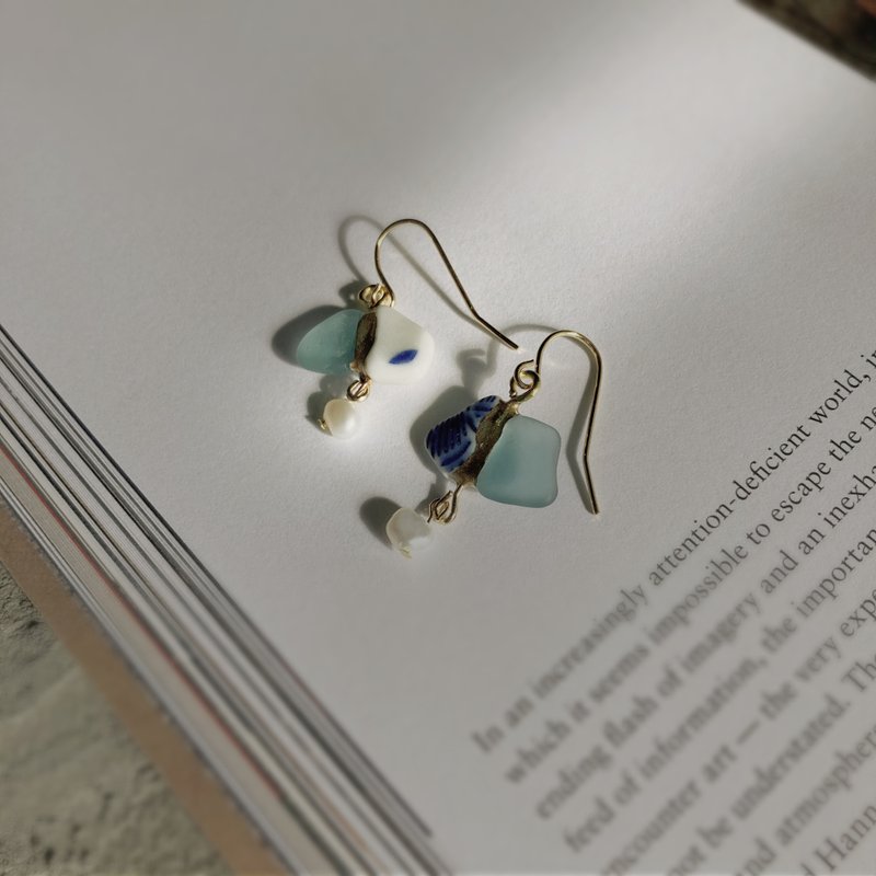 海玻璃・海陶的金继耳环【蓝色×浅蓝色】淡水珍珠 医疗级不锈钢 - 耳环/耳夹 - 不锈钢 蓝色