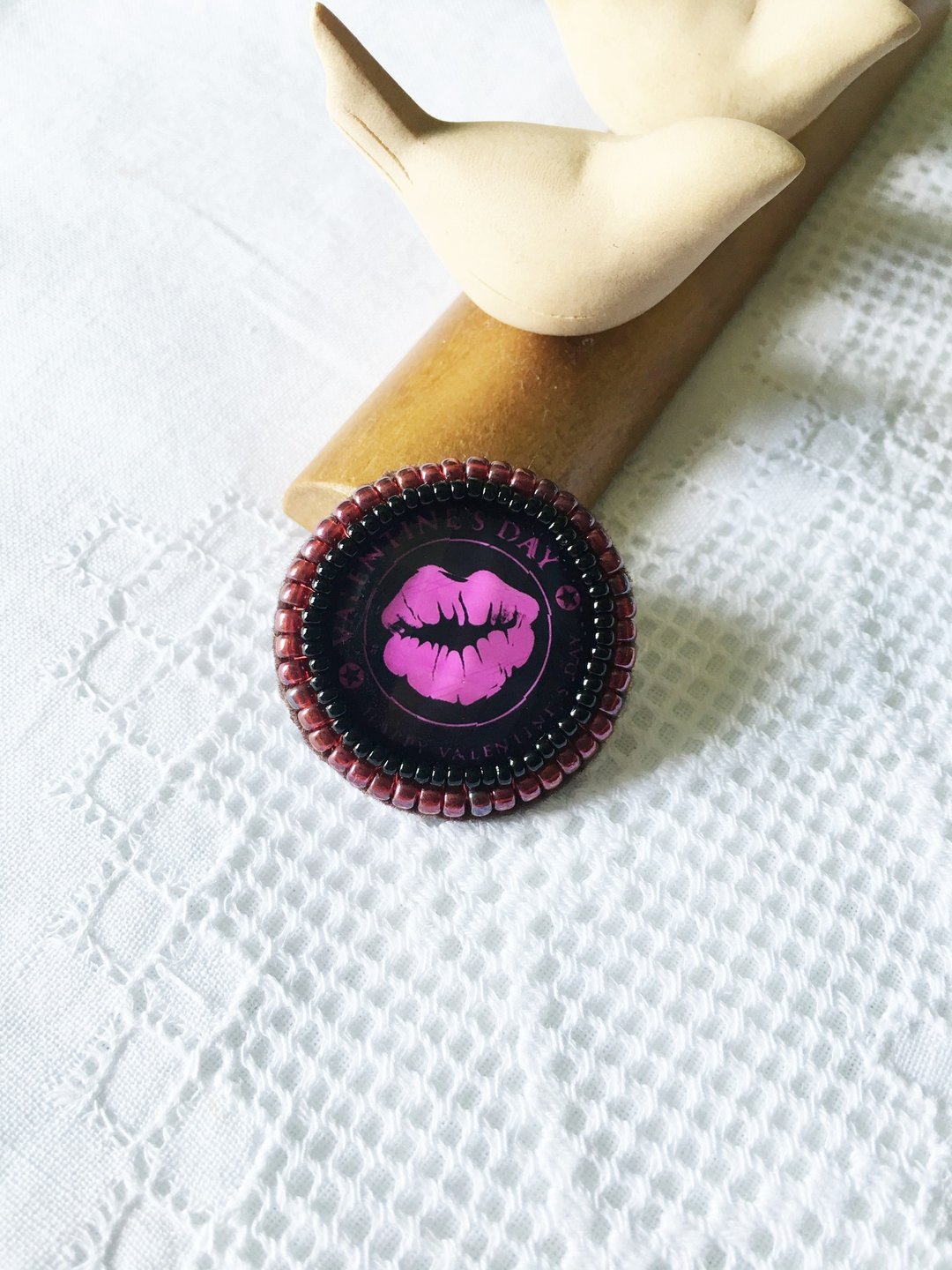 红唇 刺绣襟针 Red Lips Brooch (JEBR028) - 胸针 - 其他材质 红色