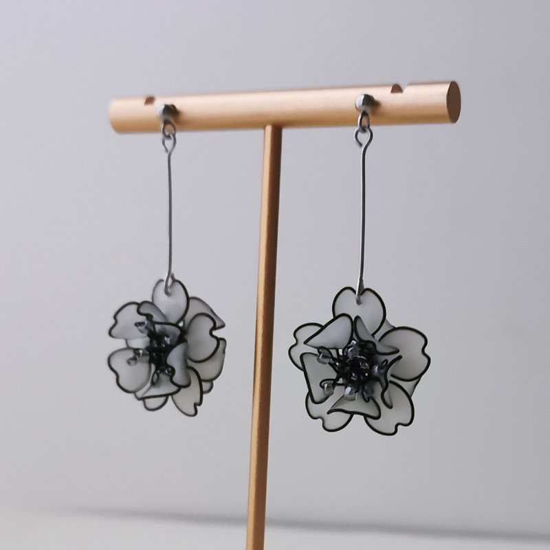 【Veverka】梅香-双面雾面款-树脂纯银耳环 造花液 水晶花 树脂花 - 耳环/耳夹 - 树脂 多色