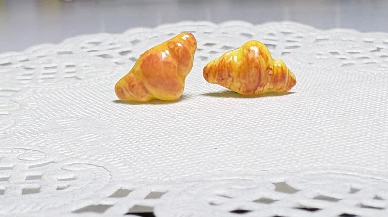 【手作耳钉】仿真食物 牛角面包 耳钉/贴耳式耳环 - 耳环/耳夹 - 树脂 卡其色
