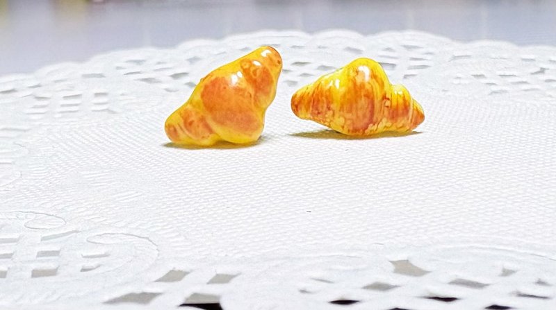 【手作耳钉】仿真食物 可颂面包 耳钉/贴耳式耳环 - 耳环/耳夹 - 树脂 卡其色