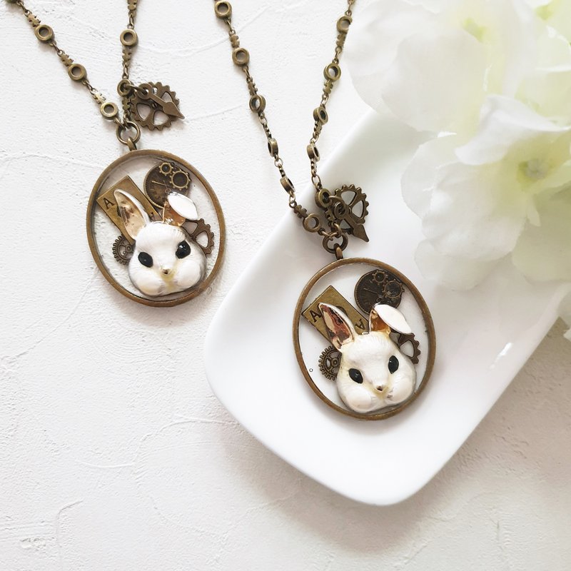 爱丽丝梦游仙境 x 复古长项链。 灰兔子 齿轮 红心扑克 - 长链 - 其他金属 白色