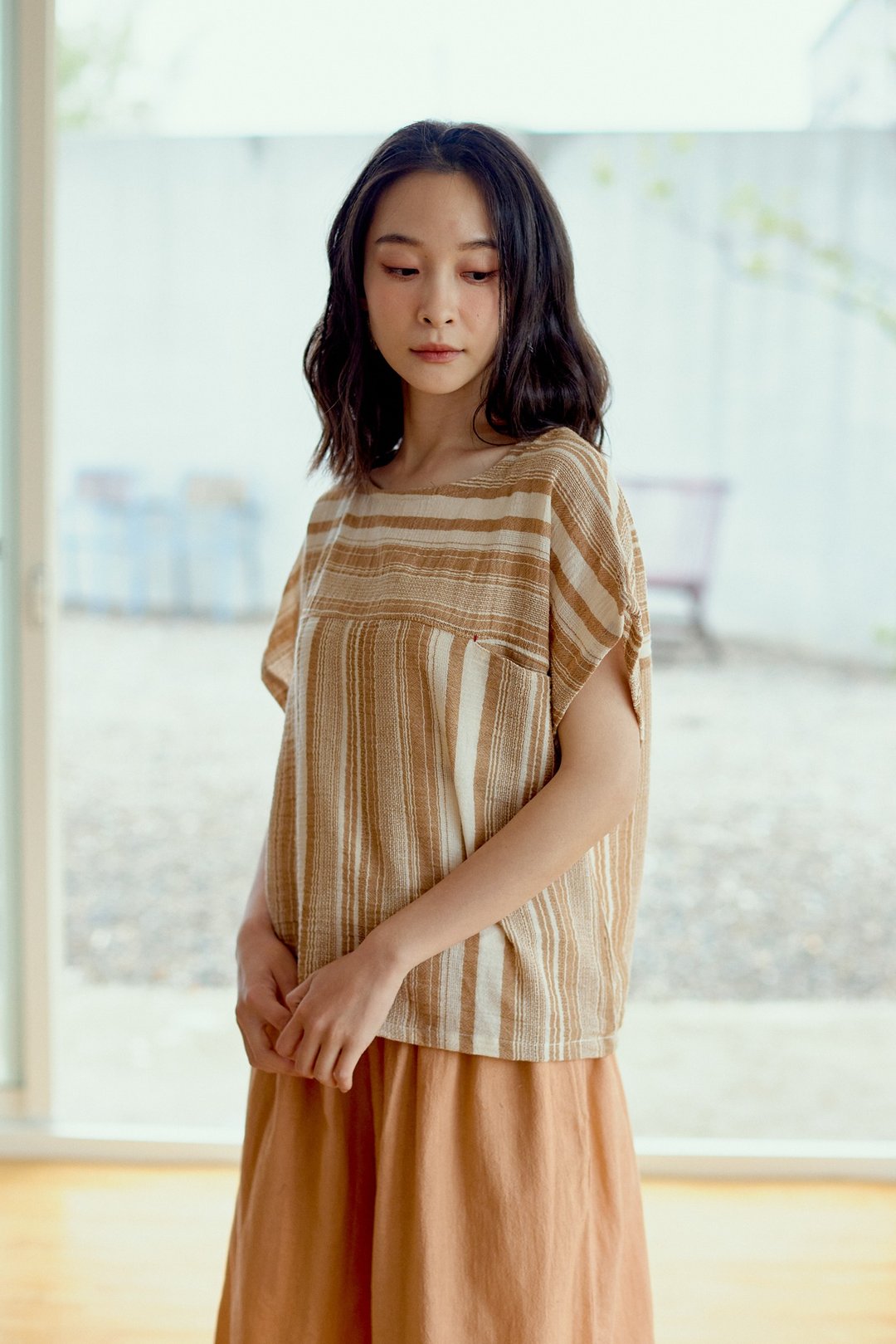 清迈大地色后扣短袖上衣 - 女装上衣 - 棉．麻 咖啡色
