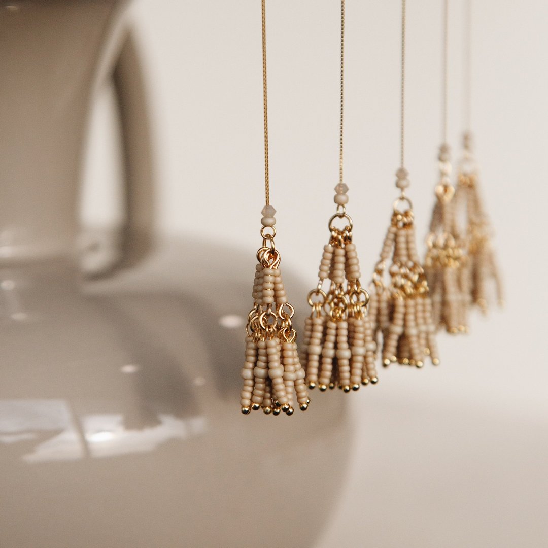 Solitude Earrings 孤寂耳饰－燕麦金 - 耳环/耳夹 - 玻璃 卡其色