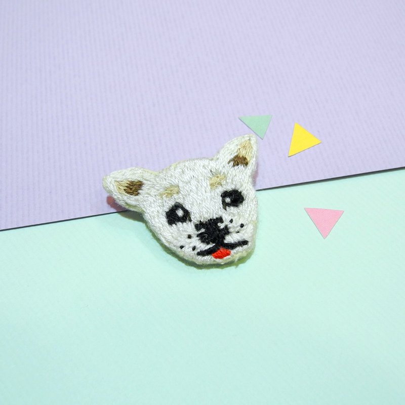 森林系刺绣吉娃娃 胸针别针 手工刺绣 - 胸针 - 绣线 白色