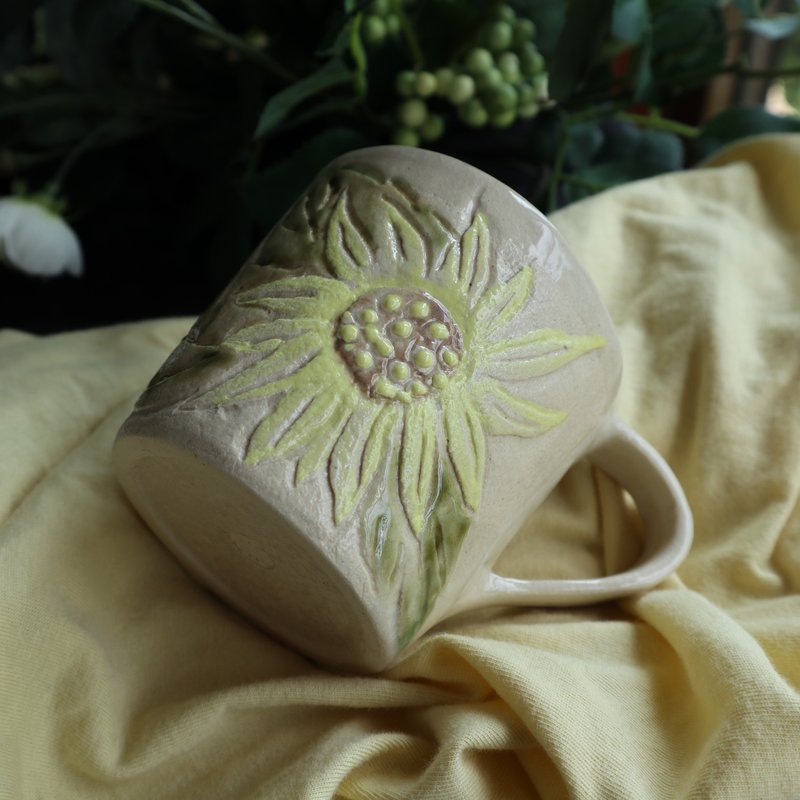 Sunflower beige cup handcrafted pottery made in Japan made by Japanese artist - 咖啡杯/马克杯 - 陶 