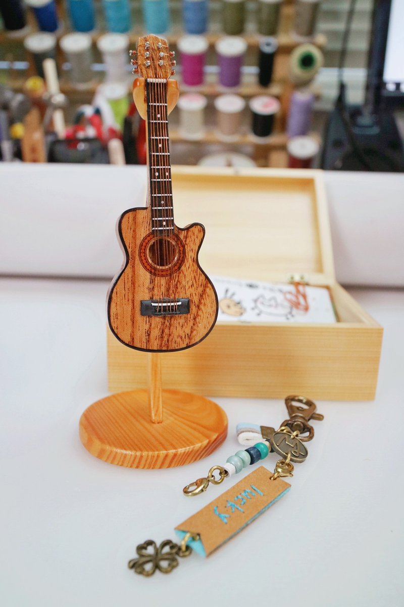 【木色缺角吉他】吊饰摆饰礼物质感迷你音乐人mini guitar - 吊饰 - 木头 红色