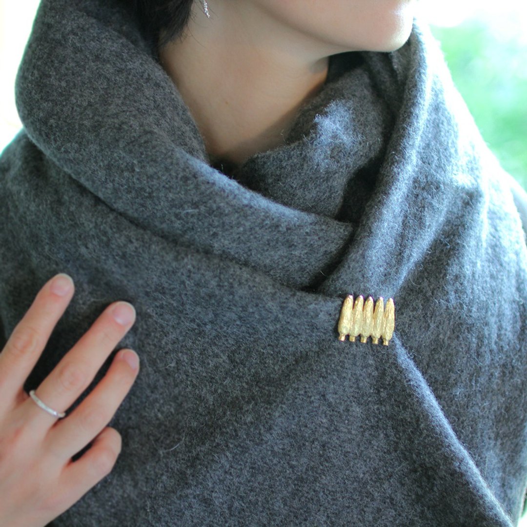 Brooch lined with cypress trees - 胸针 - 其他金属 金色