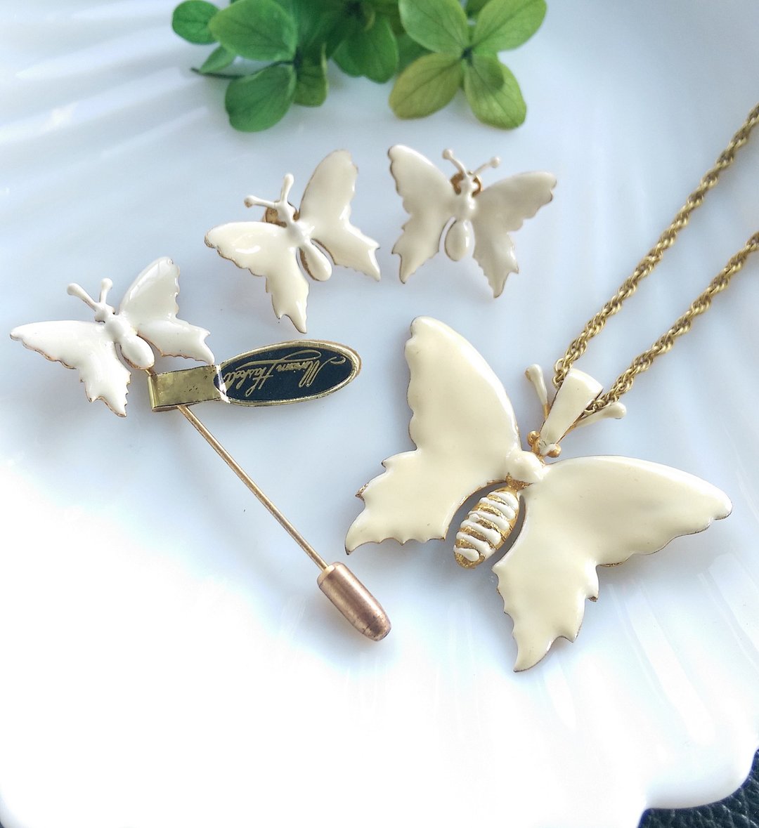 Vintage Jewelry MIRIAM HASKELL 白珐琅蝴蝶 棒针 针式耳环 项链 - 徽章/别针 - 其他金属 金色