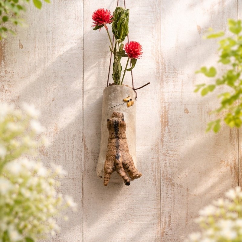 虎斑猫壁挂花器 一轮插 手作 花器 捕捉蝴蝶瞬间 居家装饰 猫咪礼 - 花瓶/陶器 - 树脂 咖啡色