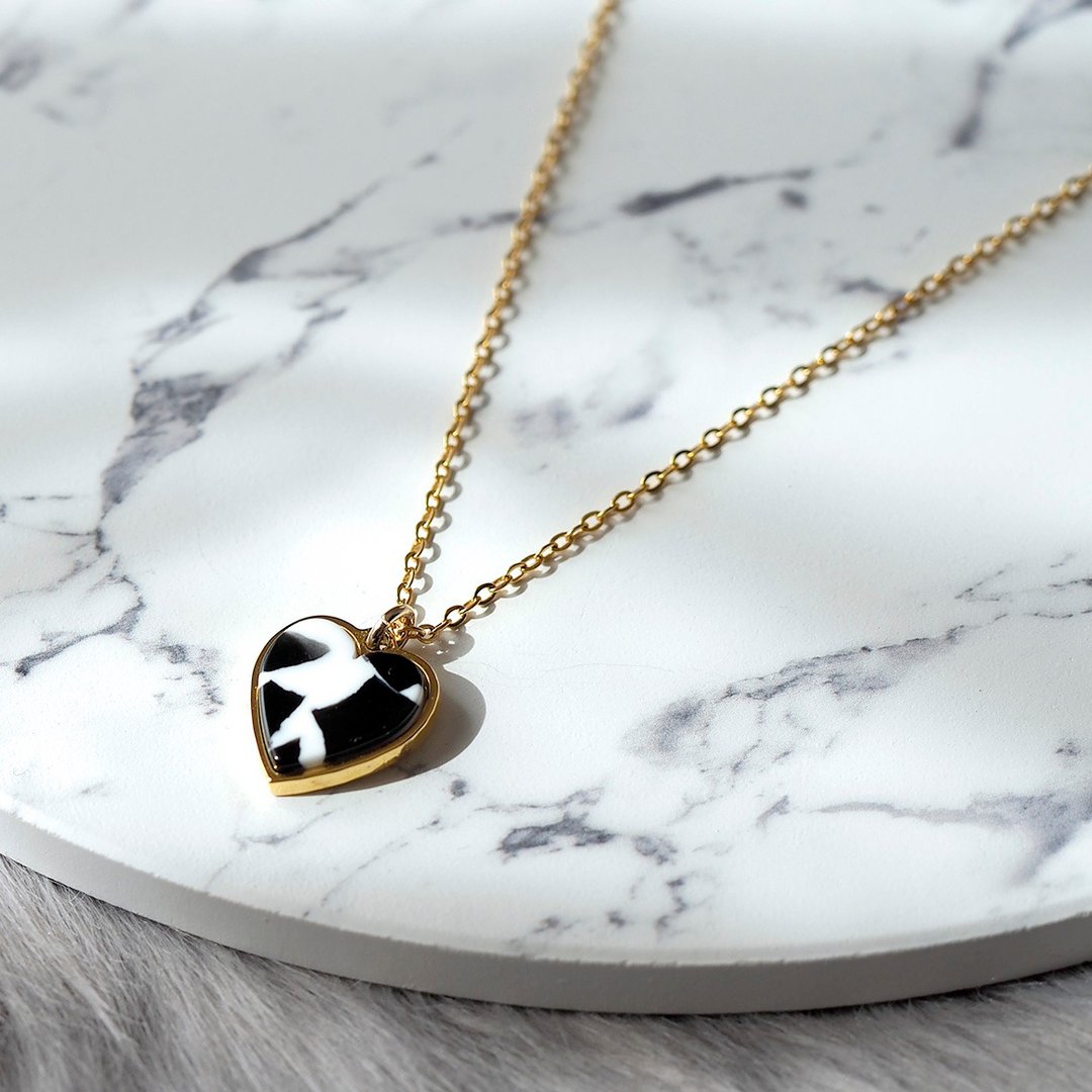 heart necklace White and Black - 项链 - 其他金属 白色