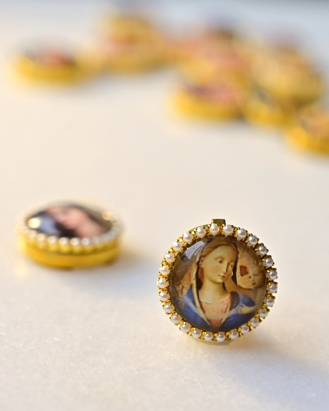 Button Cover 手作钮扣饰~复古宗教feel~名画系列: 谦卑的圣母 - 胸针 - 珍珠 多色