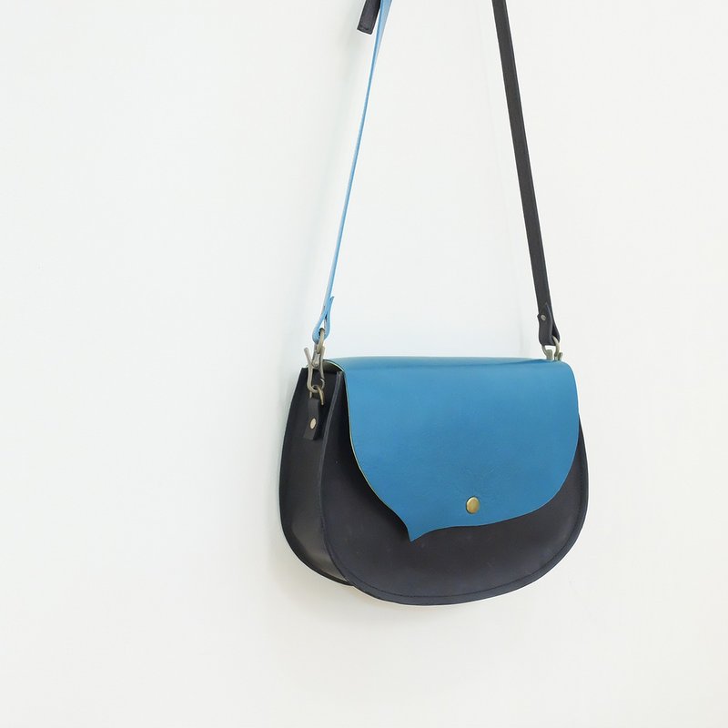 小浏海往左拨　牛皮马鞍包　也有右拨　可斜背　普鲁士蓝+魔法黑 - 侧背包/斜挎包 - 真皮 蓝色
