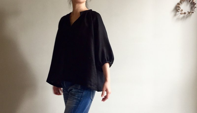 开放以新的黑色亚麻订做/迷幻黑森林/V领小开襟/七分袖/泡泡袖 - 女装上衣 - 棉．麻 黑色